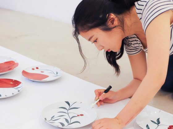 포슬린 페인팅 전시 준비 중인 안유진 작가